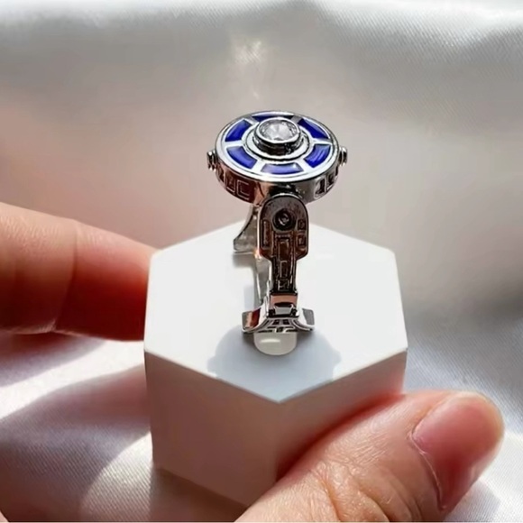 ⭐️NEW⭐️ 925 Sterling Silver Plated R2-D2 Shaped Ring With Center Diamond Stone - Picture 4 of 7